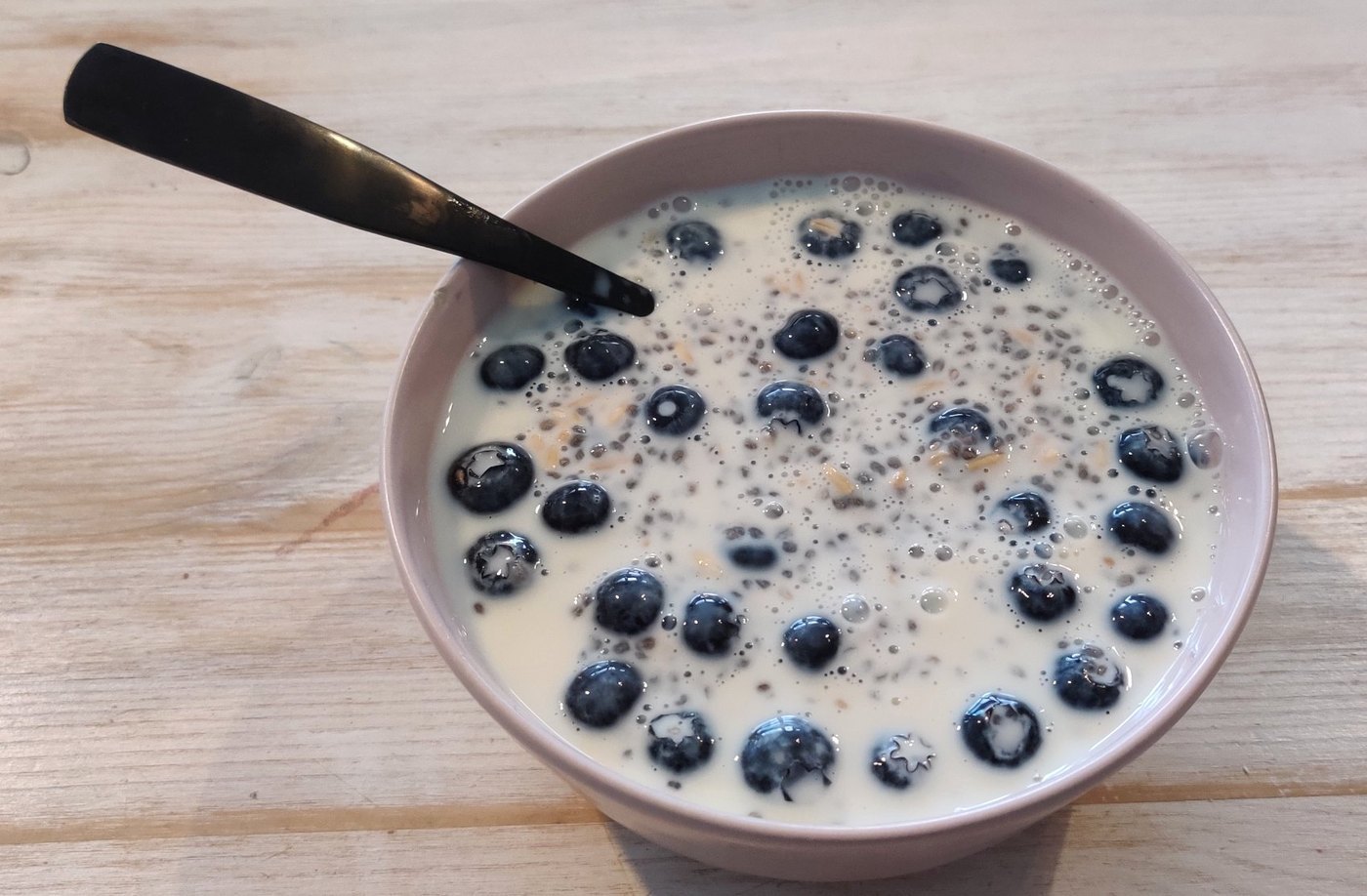 Kauraryynejä, chiasiemeniä ja mustikoita proteiinipirtelössä